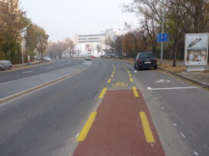 Bicycle_lane_at_Bogdánfy_út,_Budapest